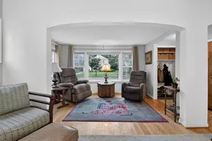 319 E Jefferson Ave, Wheaton, IL 60187 - Photo 2