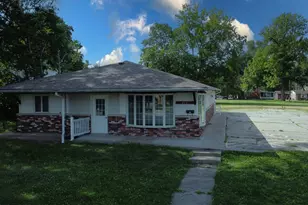 223 E Mulberry St, Watseka, IL 60970 - Photo 1