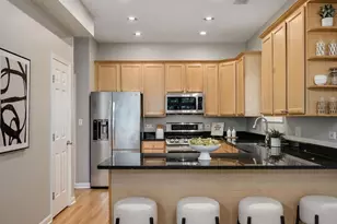 645 W Briar Pl, Chicago, IL 60657 - Photo 10
