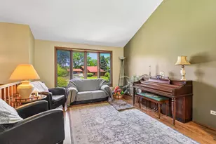2359 High Point Dr, Lindenhurst, IL 60046 - Photo 4