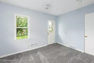 571 S Smith Boulevard, Aurora, IL 60505 - Photo 12