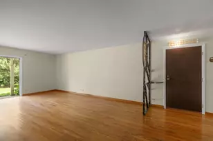 235 Blossom Ct, Buffalo Grove, IL 60089 - Photo 2