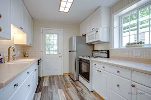 10 E Lake Shore Dr, Round Lake Park, IL 60073 - Photo 10