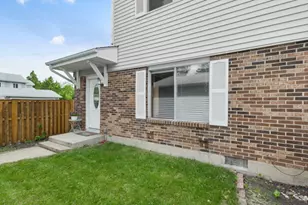 12 Scarlet Hawthorne Ct, Woodridge, IL 60517 - Photo 2
