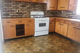 426 6th St, Peru, IL 61354 - Photo 2