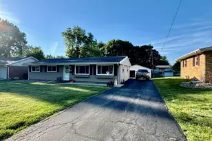 326 Rowe Dr, Bloomington, IL 61701 - Photo 2