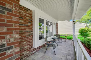 459 Sussex Ct, Buffalo Grove, IL 60089 - Photo 2