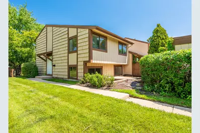 800 Shawnee Trail, Roselle, IL 60172 - Photo 1