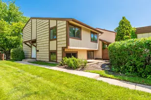 800 Shawnee Trail, Roselle, IL 60172 - Photo 1