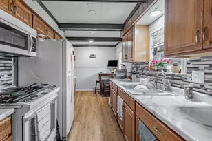 1045 Palace St, Aurora, IL 60506 - Photo 4