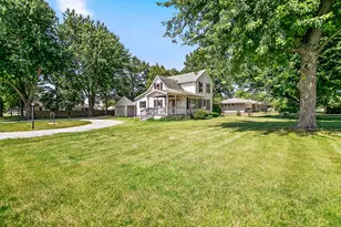 105 N 6th St, Ashkum, IL 60911 - Photo 2