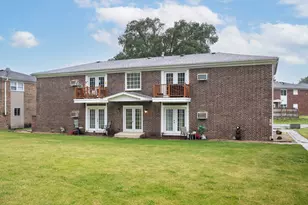 310 Wilshire Dr, Sandwich, IL 60548 - Photo 2