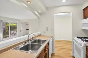 329 Grissom Ct, Hoffman Estates, IL 60169 - Photo 8