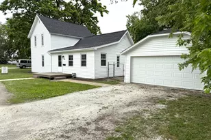 409 E Chestnut St, Paxton, IL 60957 - Photo 2