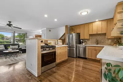 407 W Tanglewood Drive, Arlington Heights, IL 60004 - Photo 8