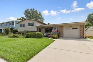 407 W Tanglewood Dr, Arlington Heights, IL 60004 - Photo 1