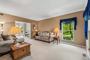 605 Tulip Cir, Island Lake, IL 60042 - Photo 4