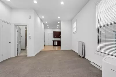 634 W Wellington Avenue, Chicago, IL 60657 - Photo 2