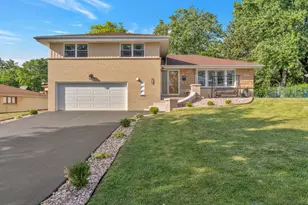 8714 Lynwood Dr, Hickory Hills, IL 60457 - Photo 1
