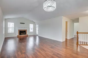 1829 Quaker Hollow Ln, Streamwood, IL 60107 - Photo 2