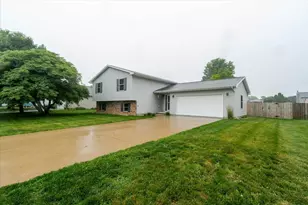 712 Platt Way, Hudson, IL 61748 - Photo 2