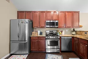 557 Cary Woods Cir, Cary, IL 60013 - Photo 6