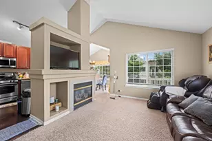 557 Cary Woods Cir, Cary, IL 60013 - Photo 4