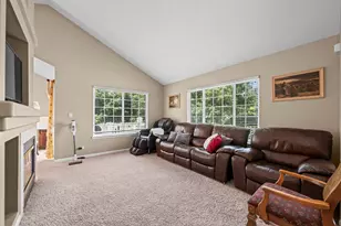 557 Cary Woods Cir, Cary, IL 60013 - Photo 2