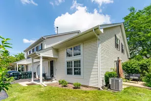 221 Ivy Ct, Streamwood, IL 60107 - Photo 2