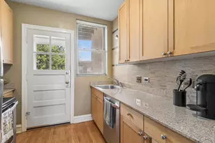 2016 5 W Greenleaf Ave, Chicago, IL 60645 - Photo 10