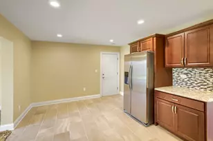 714 Sunset Cir, Streamwood, IL 60107 - Photo 4