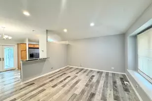 826 River Dr, Carol Stream, IL 60188 - Photo 2