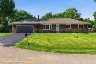 8063 Clearview Dr, Rockford, IL 61102 - Photo 2
