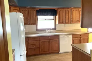 904 Obrien St, Harvard, IL 60033 - Photo 6