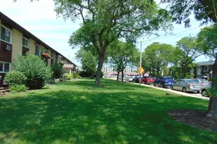 9588 N Terrace Pl, Des Plaines, IL 60016 - Photo 16