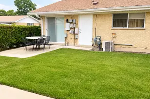 813 Valley Stream Dr, Wheeling, IL 60090 - Photo 2