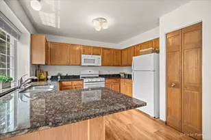 476 Topaz Ln, Bartlett, IL 60103 - Photo 2