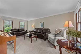 916 Britta Ln, Batavia, IL 60510 - Photo 4