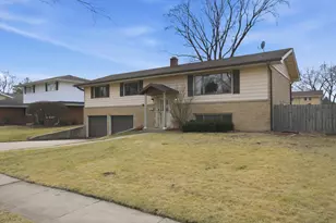 130 N Horner Ln, Mount Prospect, IL 60056 - Photo 2