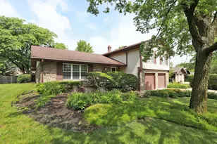 1324 Chartwell Rd, Schaumburg, IL 60195 - Photo 2