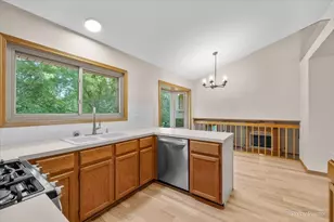 579 Crimson Dr, Crystal Lake, IL 60014 - Photo 10