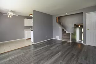 240 Grissom Ln, Hoffman Estates, IL 60169 - Photo 4