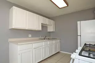 240 Grissom Ln, Hoffman Estates, IL 60169 - Photo 8