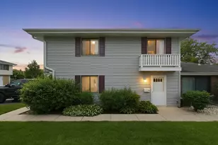 18 Dennis Ct, Schaumburg, IL 60193 - Photo 2