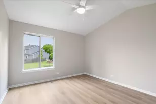 201 Bingham Cir, Mundelein, IL 60060 - Photo 18