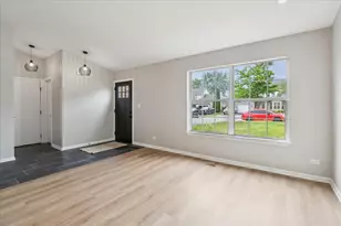 201 Bingham Cir, Mundelein, IL 60060 - Photo 8
