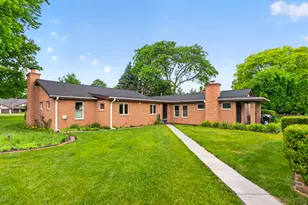 21 S Elmhurst Rd, Prospect Heights, IL 60070 - Photo 2