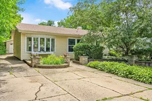 324 Shawnee Dr, Carol Stream, IL 60188 - Photo 2