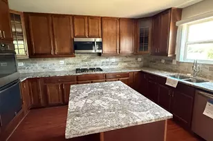 2337 Queensbridge Dr, Lynwood, IL 60411 - Photo 6
