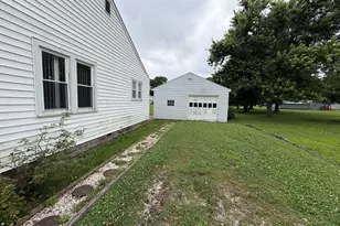 409 Wortby St, Odin, IL 62870 - Photo 4